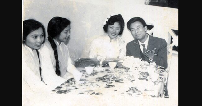 Theo lời kể của bà Kim Dung, nghệ sỹ Văn Hiệp là mối tình đầu của bà. 